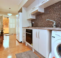 King II - you can honestly walk to Bimbadgen and Hope Estate concerts - Accommodation Perth