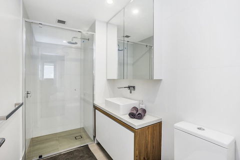KOZYGURU FORTITUDE VALLEY 2 BED DESIGNER APT + FREE PARKING QFV179-803 - Accommodation Perth 2