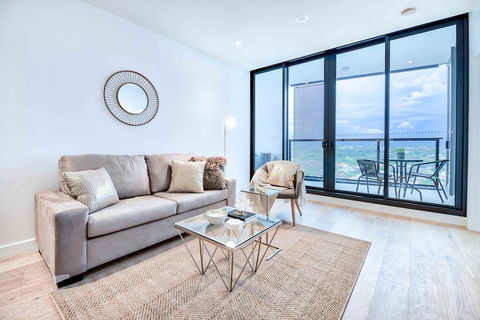 KOZYGURU FORTITUDE VALLEY HIGH LEVEL 2 BED APT + FREE PARKING QFV179-2612 - Accommodation Perth 0
