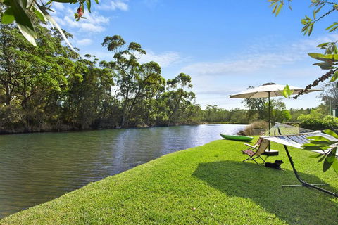 Lake Frontage Family Fun Home - Accommodation Perth 0