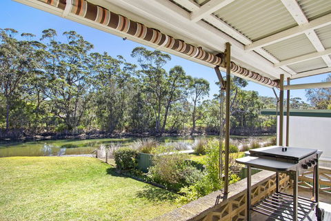 Lake Frontage Family Fun Home - Accommodation Perth 3