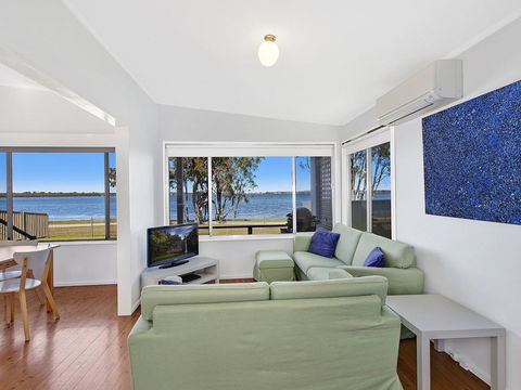 Lakes Edge Cottage - Accommodation Perth 0