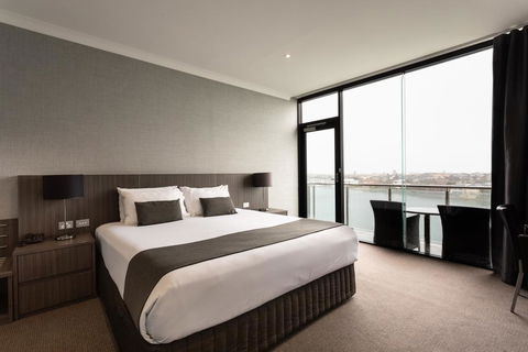 Lakes Hotel - Accommodation Perth 2