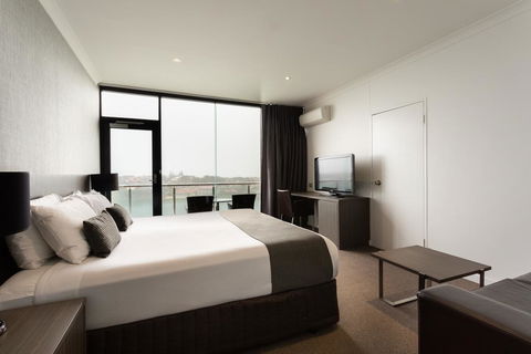 Lakes Hotel - Accommodation Perth 3