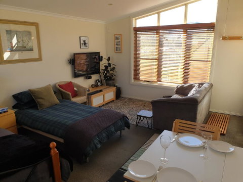 Lakeside Studio - Accommodation Perth 2