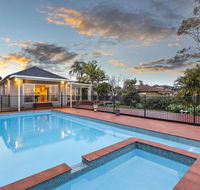 Lavish Lakefront Pool House - Accommodation Perth