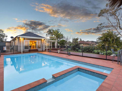 Lavish Lakefront Pool House - Accommodation Perth 0