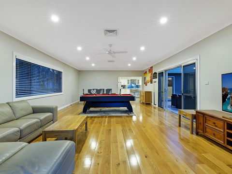 Lavish Lakefront Pool House - Accommodation Perth 1