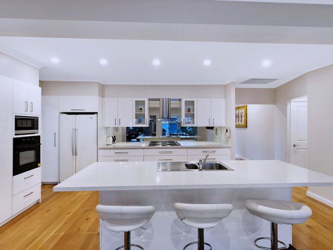 Lavish Lakefront Pool House - Accommodation Perth 3