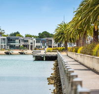 Luxe 101  Martha Cove waterfront luxury on the marina walk to beach - Accommodation Perth