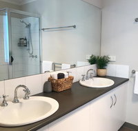 Luxury 4BR Home with KING Bed Lakes Entrance - Perth Resorts