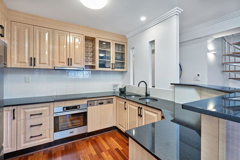 Luxury Cairns Penthouse Apt With Ocean Views (903) - Accommodation Perth 2