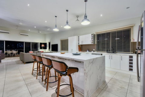 Luxury Darwin City Lights Jacuzzi Central Location Large House New Furnishings - Accommodation Perth 2