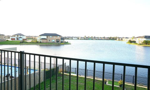 Luxury Waterfront Villa In Sanctuary Lakes - Accommodation Perth 2