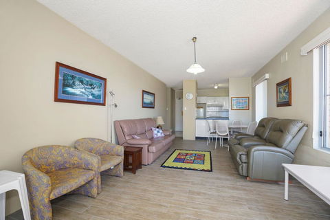 Marine Court - The Entrance - Accommodation Perth 3