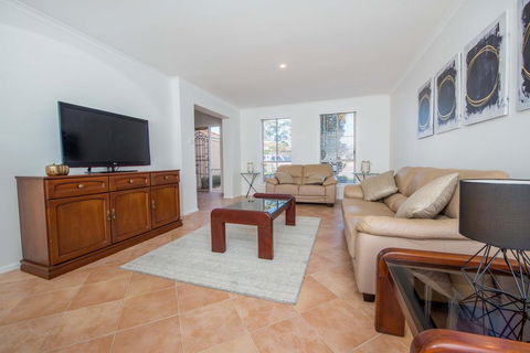 Mariner Beach House - Salamander Bay - Accommodation Perth 1