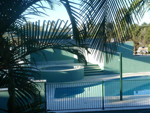 McNevins Logan Park Motel - Perth Resorts 3