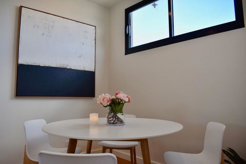 Modern And Elegant Apartment Near The Beach - Accommodation Perth 2