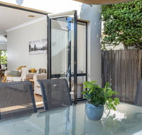 MOMENTS FROM BRADDON  ANU SPACIOUS and RELAXED - Perth Resorts