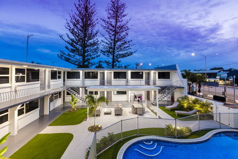 Montego Mermaid Beach Motel - Accommodation Perth 0