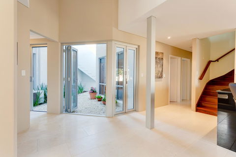Cottesloe Contemporary Villa - Accommodation Perth 11