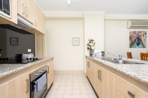 Oversized Eastend Sleeps 6 Free PARKING+POOL WIFI - Accommodation Perth 3