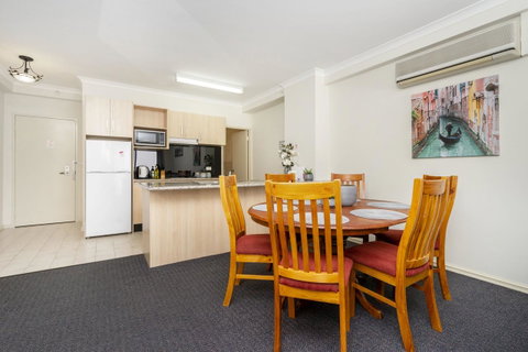 Oversized Eastend Sleeps 6 Free PARKING+POOL WIFI - Accommodation Perth 9