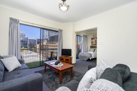 Oversized Eastend Sleeps 6 Free PARKING+POOL WIFI - Accommodation Perth 0