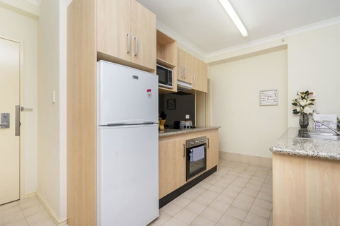 Oversized Eastend Sleeps 6 Free PARKING+POOL WIFI - Accommodation Perth 17