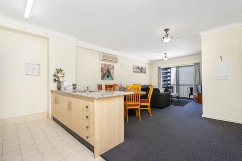 Oversized Eastend Sleeps 6 Free PARKING+POOL WIFI - Accommodation Perth 2