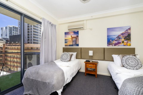 Oversized Eastend Sleeps 6 Free PARKING+POOL WIFI - Accommodation Perth 1