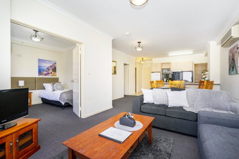 Oversized Eastend Sleeps 6 Free PARKING+POOL WIFI - Accommodation Perth 8