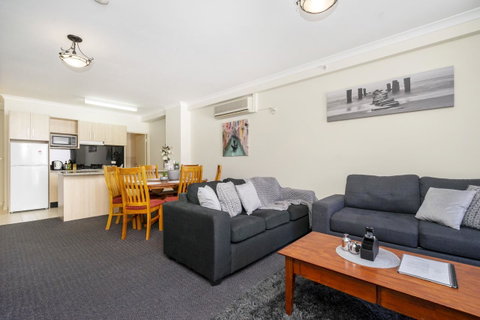 Oversized Eastend Sleeps 6 Free PARKING+POOL WIFI - Accommodation Perth 7