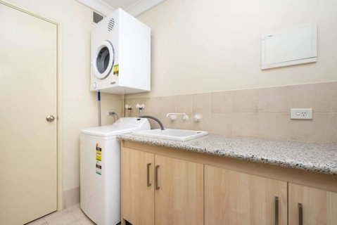 Oversized Eastend Sleeps 6 Free PARKING+POOL WIFI - Accommodation Perth 40