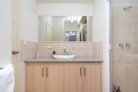 Oversized Eastend Sleeps 6 Free PARKING+POOL WIFI - Accommodation Perth 26