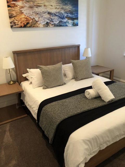 Caves Road Guest Houses - Perth Resorts 7