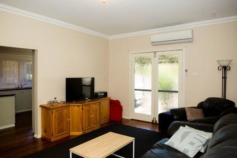 Yvonnes Rest Holiday Home - Perth Resorts 6
