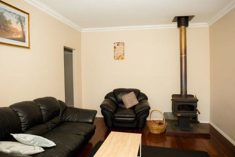 Yvonnes Rest Holiday Home - Perth Resorts 7