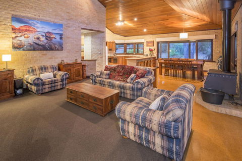 53 Martina Drive - Accommodation Perth 15