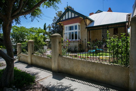 Danum House - Accommodation Perth 0