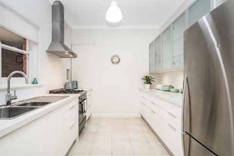 Light Bright, Quality River Views! Free Parking - Accommodation Perth 5