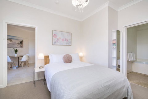Light Bright, Quality River Views! Free Parking - Accommodation Perth 0