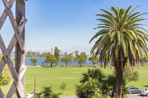 Light Bright, Quality River Views! Free Parking - Accommodation Perth 16