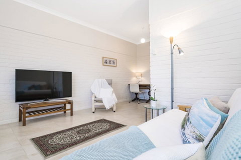 Light Bright, Quality River Views! Free Parking - Accommodation Perth 13