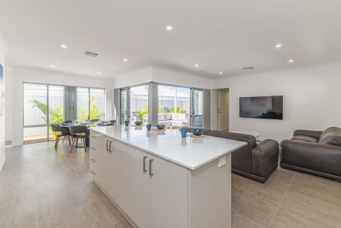 Karrinyup Waters Luxury House Rental - Accommodation Perth 13