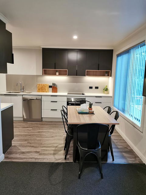 Youngtown Executive Apartments - 2BR Included, Free Parking & Wifi, Sofa Bed & Cot Fee Applies - Accommodation Perth 2