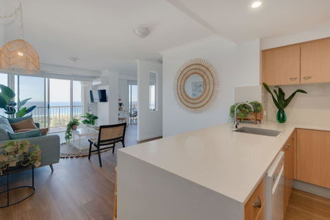 NEW Beautiful 1 Bedroom Beach Views Broadbeach - Accommodation Perth 2