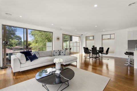 NEW Inner Melb Luxury Modern Grand Holiday House - Great Location, Wifi, Parking - Perth Resorts 1