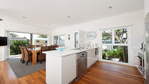 No. 1 Fingal Bay Beach House - The Little Abode - Accommodation Perth 3