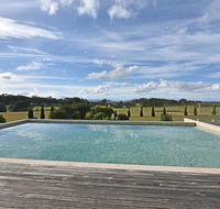 Noble Willow Homestead Lovedale. Super Spacious with views and pool - Accommodation Perth